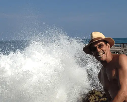 Dr. Aparicio en uno de sus fabulosos viajes en Bali.